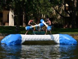 Trò chơi thổi phồng Yatch Joust trong nước